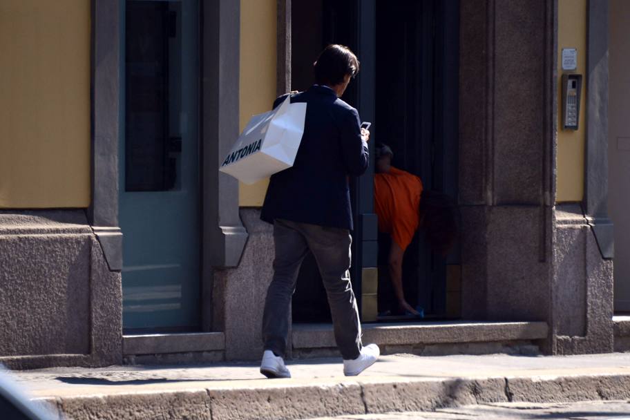 Filippo Inzaghi passeggia in centro a Milano dopo aver fatto shopping (Olycom)